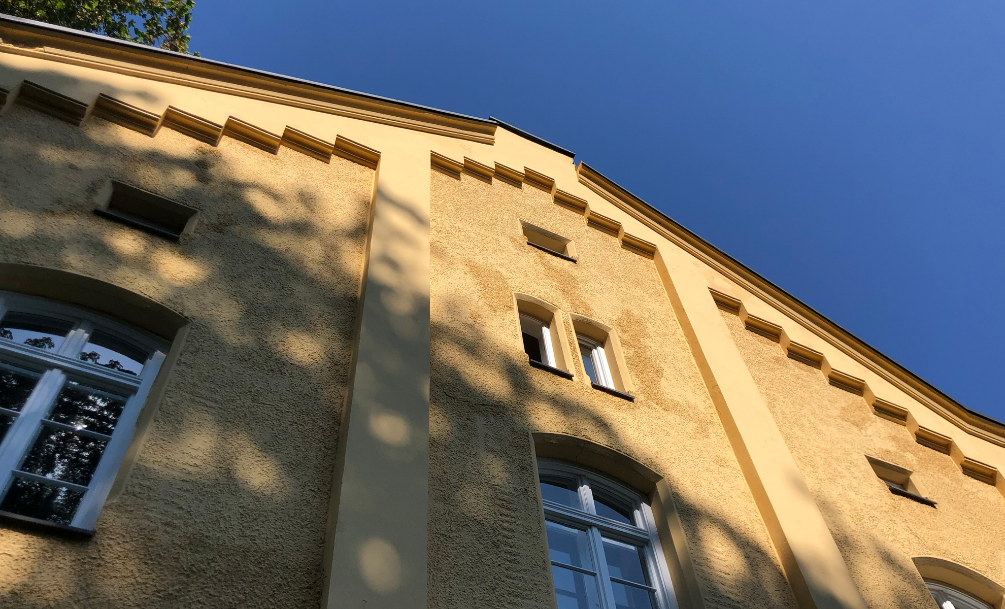 Yearning, Marstall, Lisenenfassade