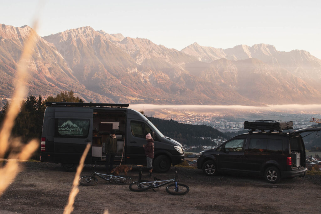 Ghost Bikes Shooting Camper mit Fahrrädern vor Berglandschaft