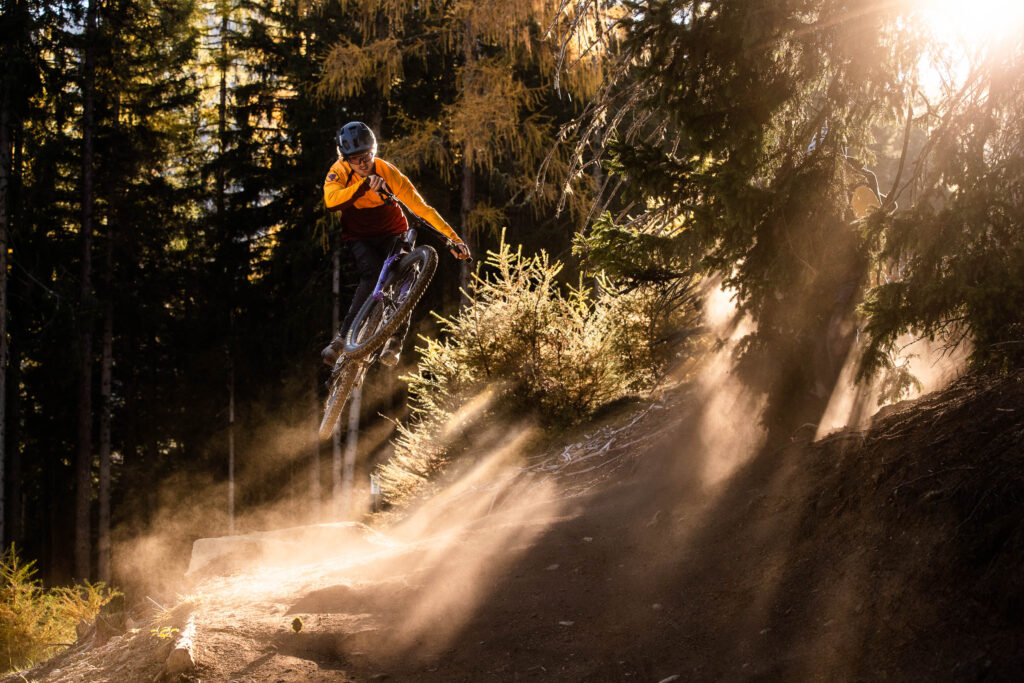 Mountainbiker mit Ghost Bike bei Sprung im Wald