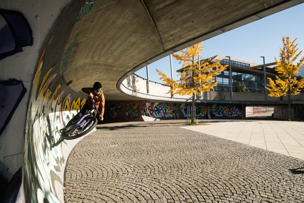 Ghost Bikes Mountainbiker bei urbanem Wallride