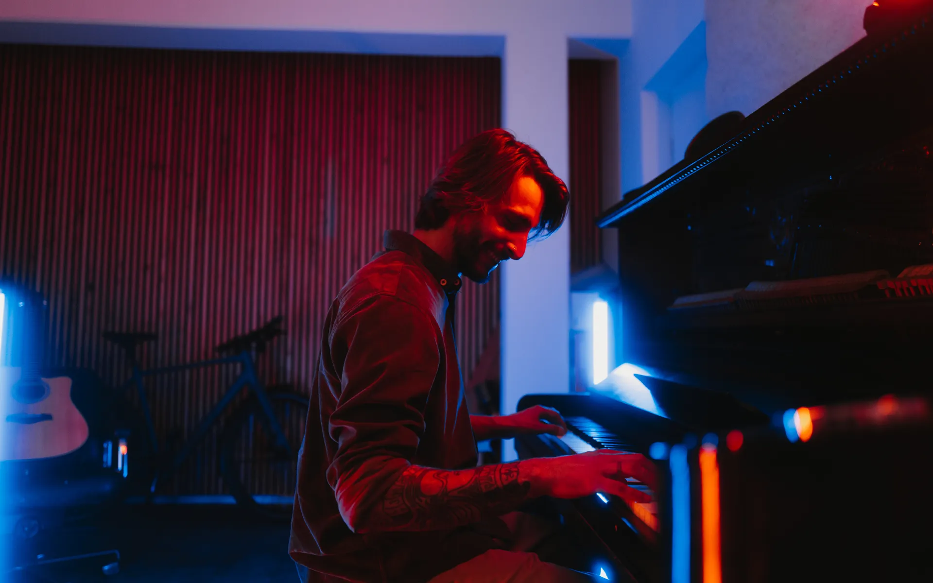Winora Brandkampagne – Mann spielt Klavier