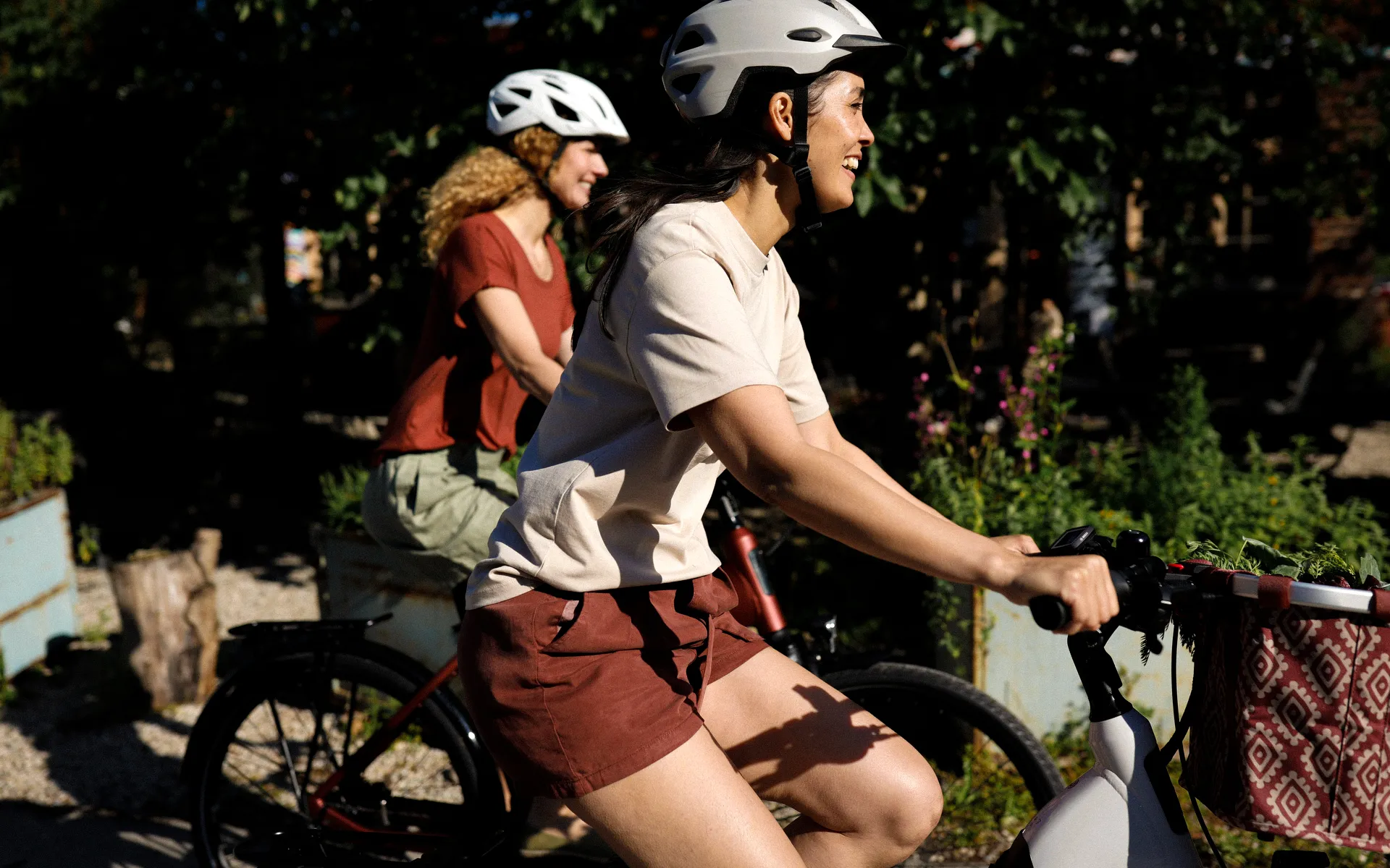 Winora Brandkampagne – Zwei Frauen fahren auf ihren Winora Bikes Nahaufnahme
