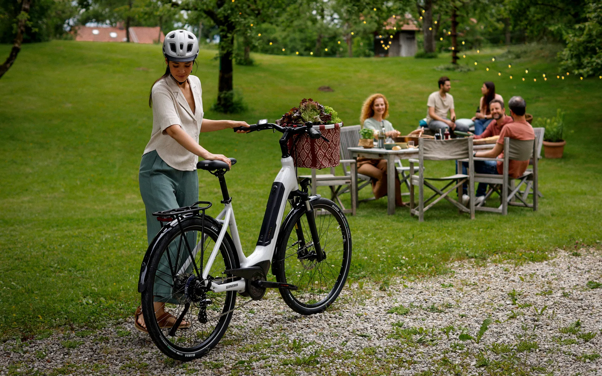 Winora Brandkampagne – Ankunft Frau mit Winora Bike auf Gartenparty